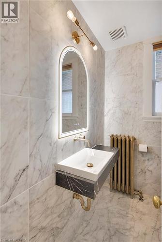 134 Sherman Avenue S, Hamilton, ON - Indoor Photo Showing Bathroom