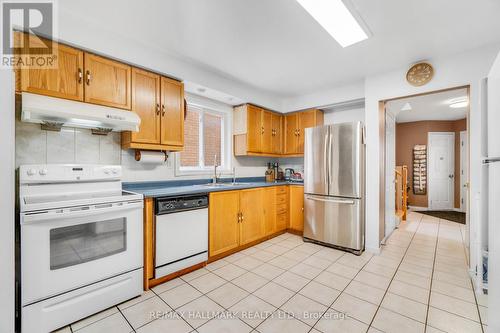 3310 Greenbelt Crescent, Mississauga, ON - Indoor Photo Showing Kitchen