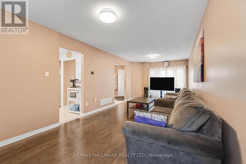 3310 Greenbelt Crescent, Mississauga, ON - Indoor Photo Showing Living Room