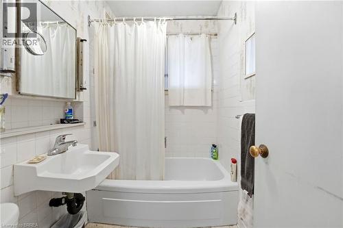 15 Granton Street, Hamilton, ON - Indoor Photo Showing Bathroom
