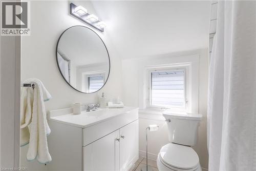 109 Grosvenor Avenue N, Hamilton, ON - Indoor Photo Showing Bathroom