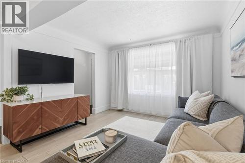 109 Grosvenor Avenue N, Hamilton, ON - Indoor Photo Showing Living Room