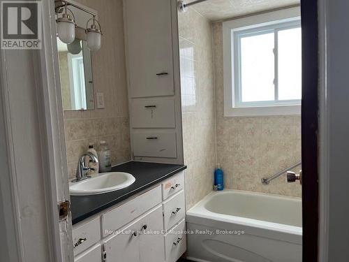 27 Lincoln Avenue, South River, ON - Indoor Photo Showing Bathroom