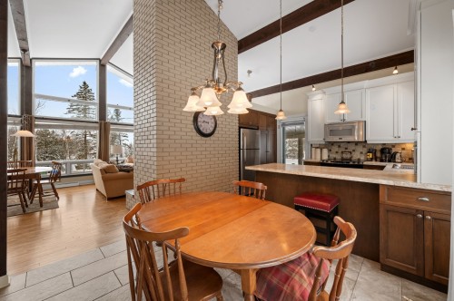 Coin-repas - 1 Av. De Champfleury, Estérel, QC - Indoor Photo Showing Dining Room