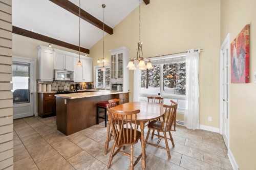 Coin-repas - 1 Av. De Champfleury, Estérel, QC - Indoor Photo Showing Dining Room