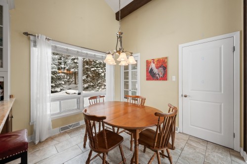 Coin-repas - 1 Av. De Champfleury, Estérel, QC - Indoor Photo Showing Dining Room