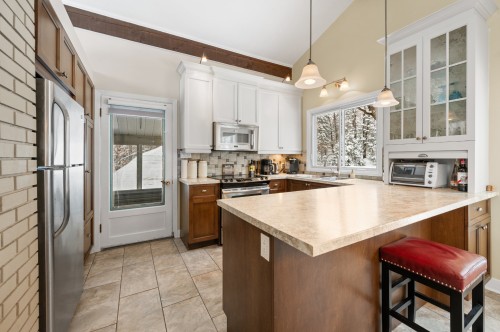 Cuisine - 1 Av. De Champfleury, Estérel, QC - Indoor Photo Showing Kitchen With Upgraded Kitchen