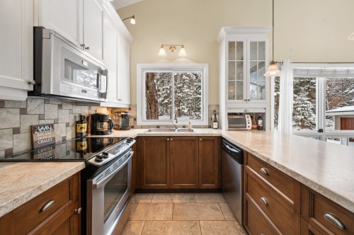 Cuisine - 1 Av. De Champfleury, Estérel, QC - Indoor Photo Showing Kitchen With Double Sink