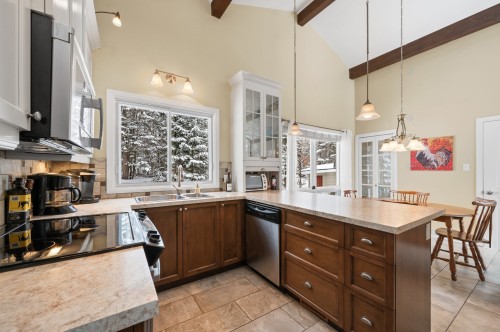 Cuisine - 1 Av. De Champfleury, Estérel, QC - Indoor Photo Showing Kitchen With Double Sink