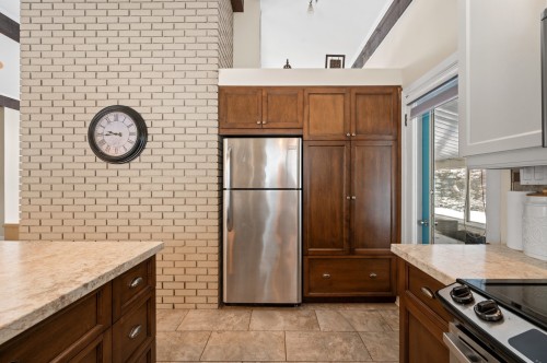 Cuisine - 1 Av. De Champfleury, Estérel, QC - Indoor Photo Showing Kitchen