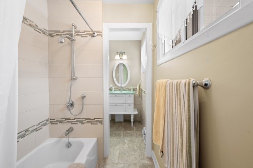 Salle de bains attenante à la CCP - 1 Av. De Champfleury, Estérel, QC - Indoor Photo Showing Bathroom