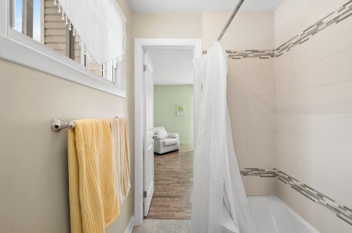 Salle de bains attenante à la CCP - 1 Av. De Champfleury, Estérel, QC - Indoor Photo Showing Bathroom