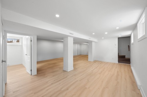 Salle familiale - 1 Av. De Champfleury, Estérel, QC - Indoor Photo Showing Other Room