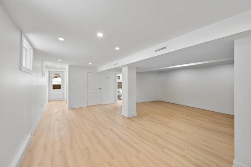 Salle familiale - 1 Av. De Champfleury, Estérel, QC - Indoor Photo Showing Other Room