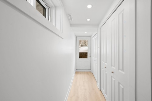 Entrée extérieure - 1 Av. De Champfleury, Estérel, QC - Indoor Photo Showing Other Room