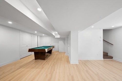 Salle familiale - 1 Av. De Champfleury, Estérel, QC - Indoor Photo Showing Other Room