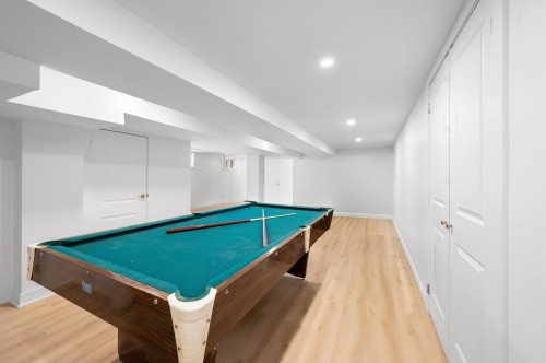 Salle familiale - 1 Av. De Champfleury, Estérel, QC - Indoor Photo Showing Other Room