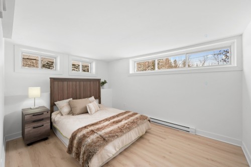 Bureau - 1 Av. De Champfleury, Estérel, QC - Indoor Photo Showing Bedroom