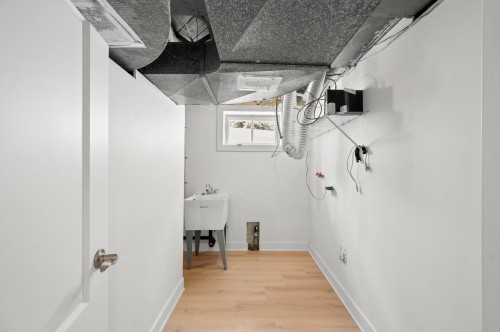 Salle de lavage - 1 Av. De Champfleury, Estérel, QC - Indoor Photo Showing Other Room