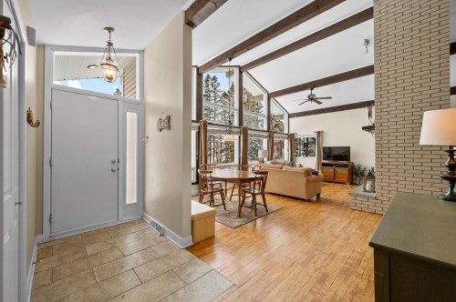 Hall d'entrée/Vestibule - 1 Av. De Champfleury, Estérel, QC - Indoor Photo Showing Other Room