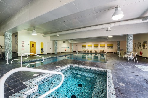 Spa - 605-7501 Av. Mountain Sights, Montréal (Côte-Des-Neiges/Notre-Dame-De-Grâce), QC - Indoor Photo Showing Other Room With In Ground Pool