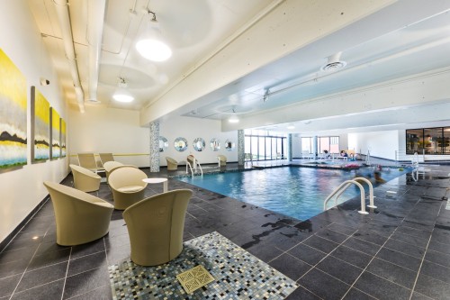 Pool - 605-7501 Av. Mountain Sights, Montréal (Côte-Des-Neiges/Notre-Dame-De-Grâce), QC - Indoor Photo Showing Other Room With In Ground Pool
