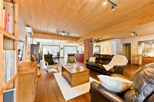 Salon - 31 Rue Thornton N., Coaticook, QC 