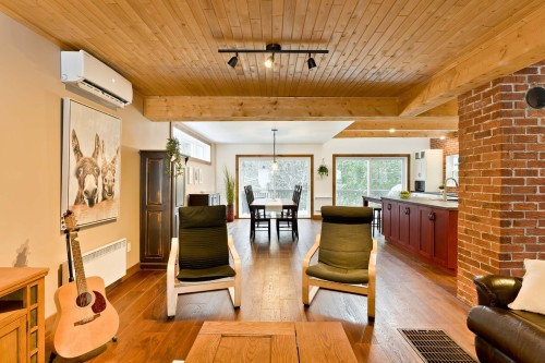 Salon - 31 Rue Thornton N., Coaticook, QC 