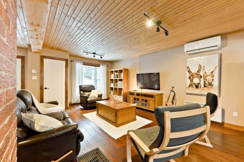 Salon - 31 Rue Thornton N., Coaticook, QC 