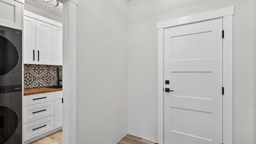 2520 Golf View Crescent, Blind Bay, BC - Indoor Photo Showing Laundry Room