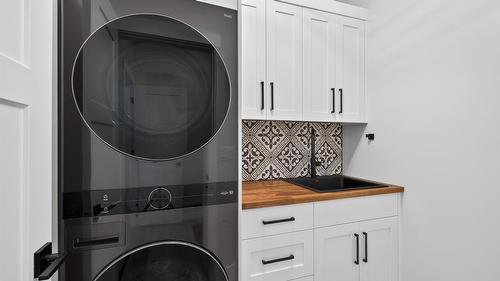 2520 Golf View Crescent, Blind Bay, BC - Indoor Photo Showing Laundry Room