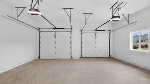 2520 Golf View Crescent, Blind Bay, BC - Indoor Photo Showing Garage