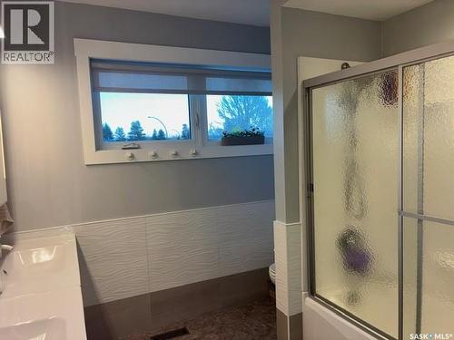 24 Hahn Crescent, Kindersley, SK - Indoor Photo Showing Bathroom
