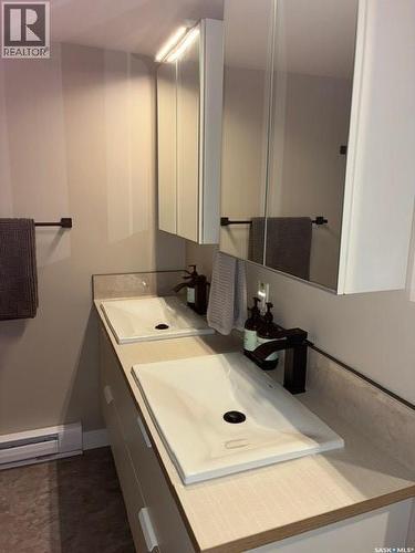 24 Hahn Crescent, Kindersley, SK - Indoor Photo Showing Bathroom