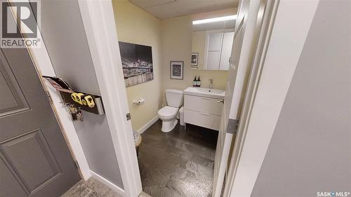 24 Hahn Crescent, Kindersley, SK - Indoor Photo Showing Bathroom
