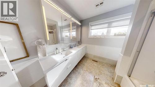 24 Hahn Crescent, Kindersley, SK - Indoor Photo Showing Bathroom