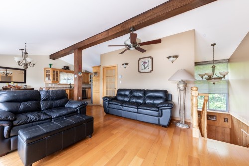 Salon - 38 350E Avenue, Saint-Hippolyte, QC - Indoor Photo Showing Living Room