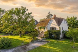 1043 Roslyn Rd Oak Bay, BC V8S 4R4