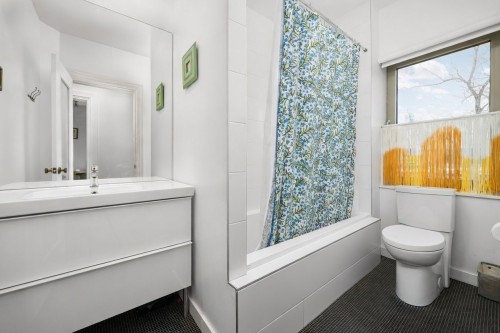 Bathroom - 2049 Rue Sanguinet, Montréal (Ville-Marie), QC - Indoor Photo Showing Bathroom