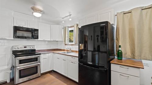 1693 Valleyview Drive, Kamloops, BC - Indoor Photo Showing Kitchen