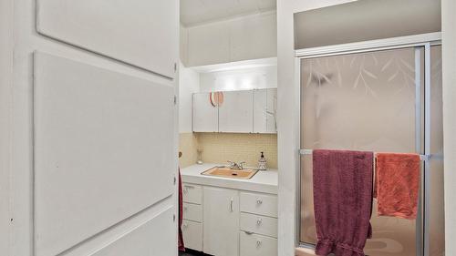 1693 Valleyview Drive, Kamloops, BC - Indoor Photo Showing Other Room