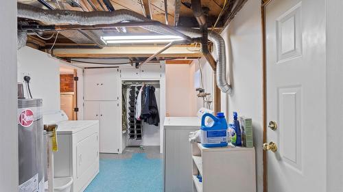 1693 Valleyview Drive, Kamloops, BC - Indoor Photo Showing Laundry Room