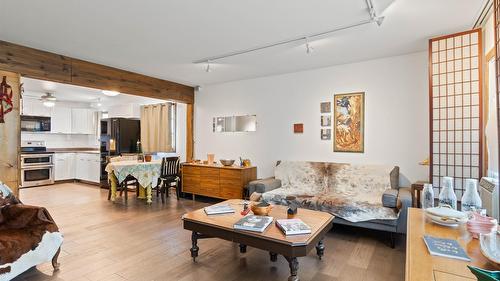 1693 Valleyview Drive, Kamloops, BC - Indoor Photo Showing Living Room