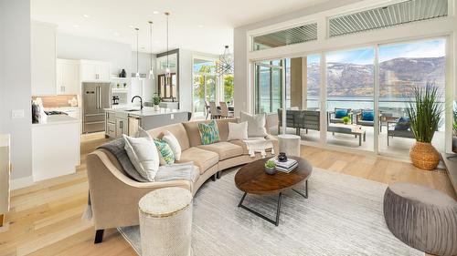 3580 Boxwood Road, Kelowna, BC - Indoor Photo Showing Living Room