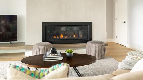 3580 Boxwood Road, Kelowna, BC - Indoor Photo Showing Living Room With Fireplace
