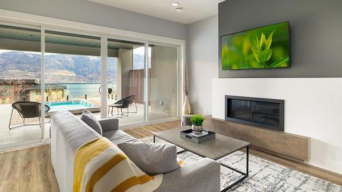 3580 Boxwood Road, Kelowna, BC - Indoor Photo Showing Living Room With Fireplace