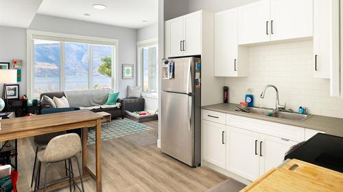 3580 Boxwood Road, Kelowna, BC - Indoor Photo Showing Kitchen