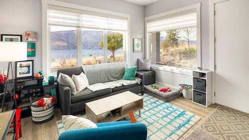 3580 Boxwood Road, Kelowna, BC - Indoor Photo Showing Living Room