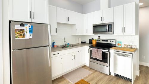 3580 Boxwood Road, Kelowna, BC - Indoor Photo Showing Kitchen With Double Sink