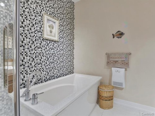 Bathroom - 256 Rue Séraphin-Bouc, Sainte-Anne-Des-Plaines, QC - Indoor Photo Showing Bathroom